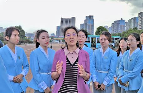 3.COP15太阳成集团tyc151cc志愿者工作站副站长李莉与志愿者亲切交谈